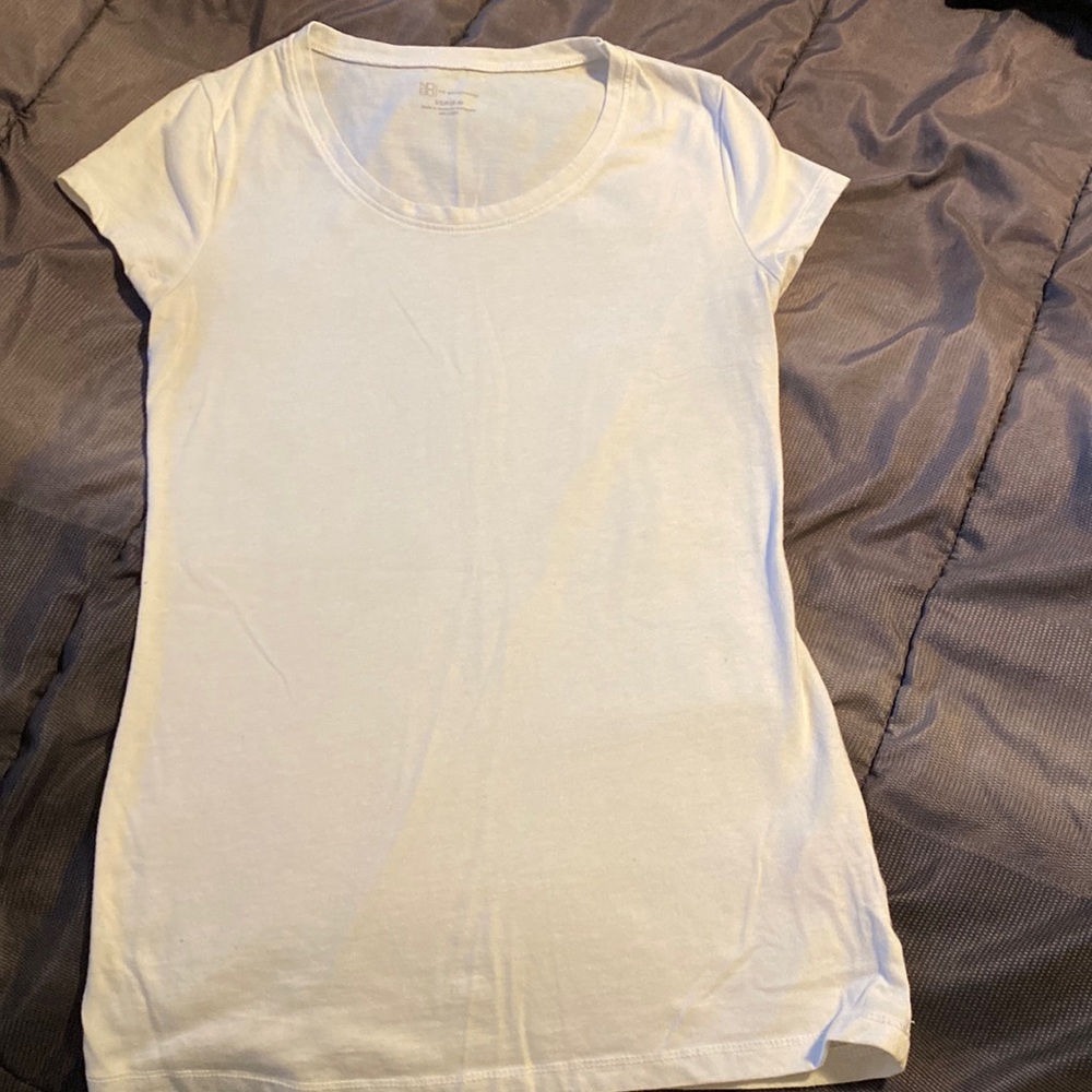 Small short sleeve white shirt.